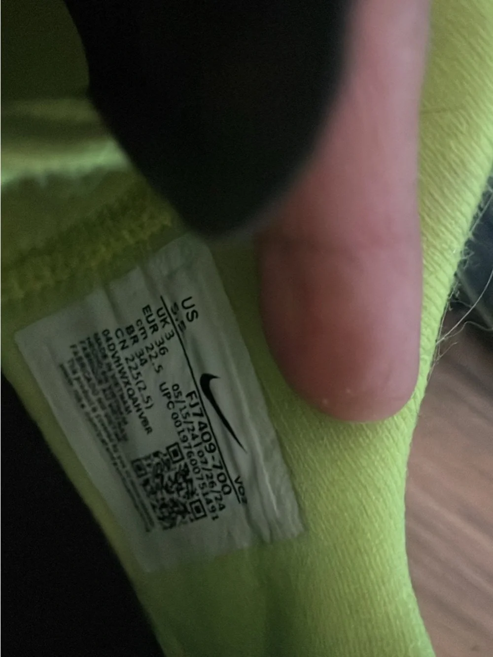 Nike Kids Neon Green and Black Low-Top Sneakers